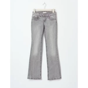 Y2k Low waist bootcut jeans - Storlek 40, passar bra på mig som är 170, ljusgråa som på första bilden, resten av bilderna är på samma jeans men i mörkgrå, nypris 500kr, priser kan diskuteras 