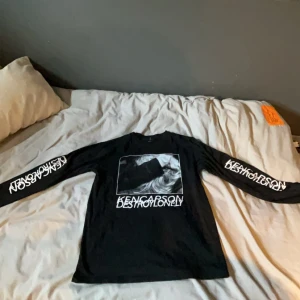 Ken Carson/Destroy Lonely Tour merch - Sälja pga den inte kommer till användning längre, mycket bra skick och kvalité.  Passar s och m  Pris kan diskuteras 😊