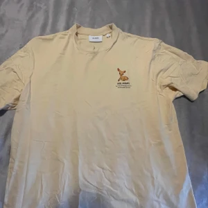 Axel Arigato Tshirt - Storlek L, färgen är gulbeige. Lite oversized passform Köpt här på plick :)