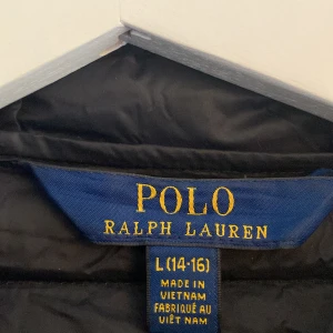Mörkgrå Ralph Lauren dunjacka - Bra skick förutom etiketten som har gått sönder men det är ju inget som syns på💕står storlek L men det måste ju var barnstorlek, skulle själv säga att det är xxs/xs i storlek💕perfekt för varma höstdagar eller till våren💕pris går att diskutera 