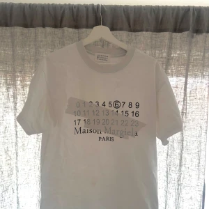 Maison margiela T-shirt  - Skön tisha från margiela i riktigt bra skick, passar perfekt under en overshirt eller en fet kashmirhoodie nu till vintern