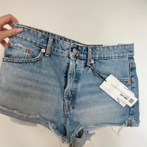 MID Rise jeans shorts från zara - Säljer då de är förstora och hann inte skicka tillbaka, storlek 36, nya