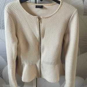 Kofta från Vila - En jättefin kofta/tröja från vila. Nästa aldrig använd då den inte riktigt passar mig. Den har fina dekorationer och är även lite utsvängd längst ner . Den har inga defekter och är som ny. Skriv till mig om ni har frågor eller fler bilder ❤️