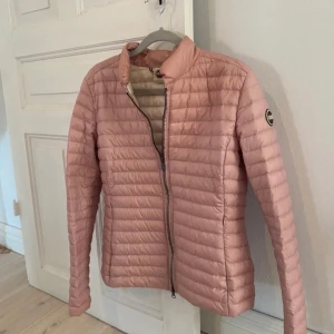 Colmar jacka - Super fin jacka från Colmar Originals. Storleken är en Italiensk 42 men en 36 i vanlig storlek, färgen heter vintage rosé men är kräm vit inuti.  Där är en super liten defekt på jackan (se bild 5) men är ingenting man ser tydligt samt en liten fläck