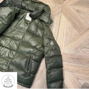 Olivgrön Moncler Maya - Säljer en snygg olivgrön moncler maya, har inget behov av att bli av med den så dåliga förslag på pris kommer att nekas. Köpt begangnat på vestire, och order bekräftelse finns. Inga defekter,🙌 Skriv om ni har några funderingar 🙌 mvh Theo 🙏