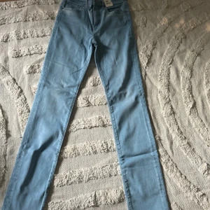 Jeans ❤️ - Säljer då de inte kommit till användning ❤️ Skulle säga att de är raka  Helt nya 