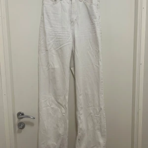Vita högmidjade jeans  - Mycket hög midja på dess vita jeans! Använder inte längre högmidjade byxor eller vita jeans så de är därför de åker! Utöver detta är de mycket fina!