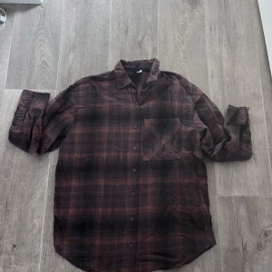 Skjorta - Oversized skjorta i storlek xs men passar L om man vill ha den normal