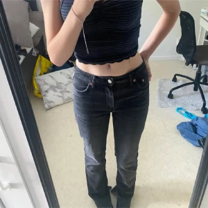 Jeans med slits nere vid fotändan - Jeans med slits nere vid fotändan! Super snygga💗