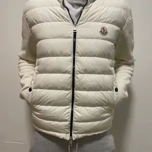 Säljer en snygg vit moncler cardigan . Den har en dragkedja framtill och är långärmad med ett broderat Moncler-märke på bröstet. Jackan är perfekt för höst och vår, och den är mycket bra skick för att vara använd. Ny pris 9500. Pris går att diskuteras vid snabb affär 