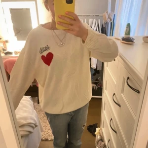 Stickad tröja - Stickad tröja med ett hjärta på. Jättebra skick. Köpt utomlands 💕