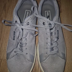 Jack and Jones grå mockasneaker - Knappt använda