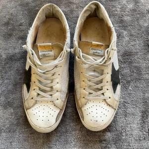 Golden goose - Golden goose i mesh material. Storlek 42.  skick enligt bild :)  Lagade i golden goose butiken i Milano 