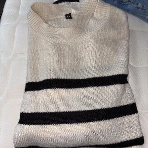Stickad tröja  - Från h&m inte använd mycket.  Super fin Storlek S