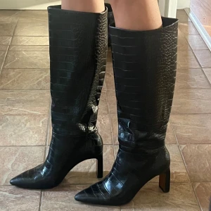 Klackskor / stövlar - Säljer dessa jättesnygga klackskorna från NA-KD i storlek .39 🖤 