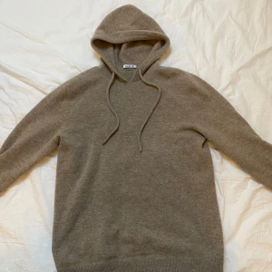 Merinoull Hoodie (passar om du är 168-175) - Riktigt fet merinoull hoodie från märket G.O.T⚡️Säljer eftersom den inte passar mig längre, skriv vid frågor eller funderingar💫