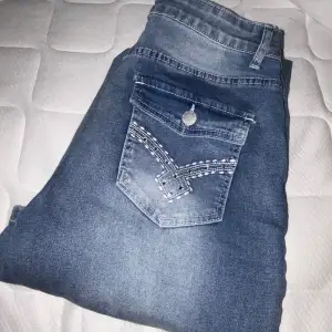 Säljer dessa skit snygga jeans från SHEIN, va för långa för mig, är 160  Passar nog om du är 165-170  Storlek M 