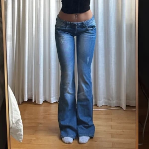 Low wasit jeans  - Jätte fina Low waist jeans från Fishbone köpte dom av en från plick men dom kommer inte till använding längre så därför jag säljer dom. Mått ser ni på sista bilden ( Inte mina bilder) 