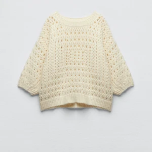 Zara tshirt  - Säljer denna stickade T-shirten från zara, mycket populär ! Fåtal gånger använd. ☺️