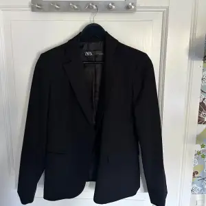 Blazer från Zara, köpt för 50€.  Saknar en knapp 🧡  Storlek 36