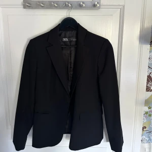 Blazer Zara - Blazer från Zara, köpt för 50€.  Saknar en knapp 🧡  Storlek 36