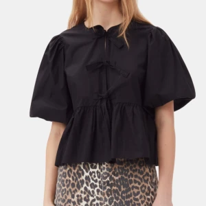 Ganni  - Jättefin topp från GANNI. Endast använd vid ett tillfälle, så den är i mycket bra skick 🖤 Nypris 1895kr