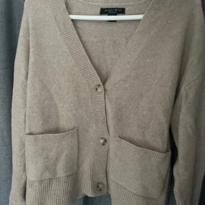 Stickad kofta  - Kofta från New Yorker. Väldigt skön och mysig tröja men kommer aldrig till användning. Bra skick. 