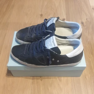 Philippe Model skor - Säljer dessa feta philippe model skor i storlek 44. De är ganska användna och jag skulle bedömma skicket 7/10. Hör av er vid minsta fundering! Tar även byten!