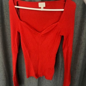 Ribbstickad tröja - Superfin tröja med fin passform och ärmar. Använd 1 gång. 