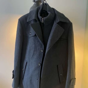 Field jacket - Säljer denna feta field jacketen skick 8/10 då en knapp har lossnat men det syns inte när man har på sig den