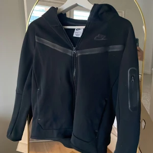 Nike teck  - Svart Nike teck flis i bra skick
