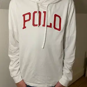 Fet hoodie. Topp sick förutom små fläckar på sista bilden. Nypris 1900. Mitt pris 400. Hör av dig vidfunderingar. Paket pris på båda hoodies. Denna och den blå för 700. 