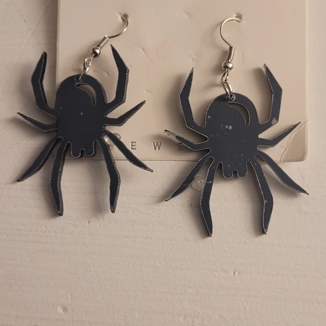  Helt nya Svarta spindelörhängen