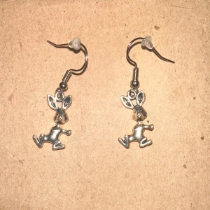 Söta kaninörhängen i silver - Charmiga örhängen i form av små kaniner i silverfärg. Perfekta för att lägga till en lekfull touch till din outfit. De är lätta och bekväma att bära hela dagen. Passar både till vardags och festliga tillfällen. 🐰✨