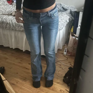 Low flare jeans - Säljer dessa jättesnygga flared lågmidjade jeansen från H&M då de inte kommer till användning mer. Använd fåtal gg, inga stora defekter än på bilderna. Annars i superfint skick! Strl 36 passar som S. Nypris 249kr💙💙