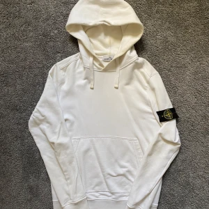 Stone island Hoodie  - Säljer nu denna stone island Hoodien i helt okej skick storlek S! Självklart äkta
