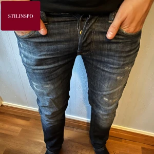 Ripped jeans slim - Skick: asbra, 9,9/10 Passform: slim//glenn Märke: jack&jones Färg: mörkblå med skön fade Slitaget är design, de är så när man köper dom. Storlek: 28/30 sitter som: 30/30
