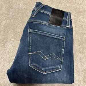 Säljer dessa Riktigt feta Replay anbass (slimfit). Jeansen är i perfekt skick, inga defekter. Schysst detalt med blå text på loggan vid vänster framficka! Size 28/32. Skriv vid funderingar!