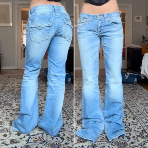 Lågmidjade jeans - Mått cm Midja tvärs över från de högsta kanterna: 38 Gren: 20 Innerbenslängd: 91 Storlek: w29  Hon på bilden är 165 (lånade bilder)  Obs: har färgstänk och liten fläck Skriv gärna om du har frågor  