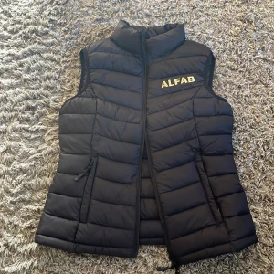 Alfab väst - En fin alfab väst i nyskick som aldrig är använd💕 går inte att köpa i vanliga fall💕