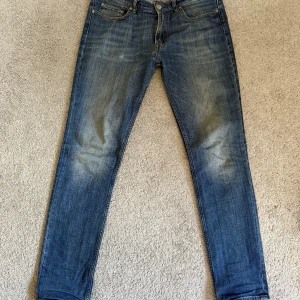Acne studios jeans - Hej, jag säljer ett par Acne studios jeans i storlek 33/32, i fint skick, skick 9/10. Jeansen är i en slimfit modell så sitter som alla de populäraste jeansen nu. Väldigt sköna, schyssta jeans med en snygg passform! Hör av er vid minsta lilla!