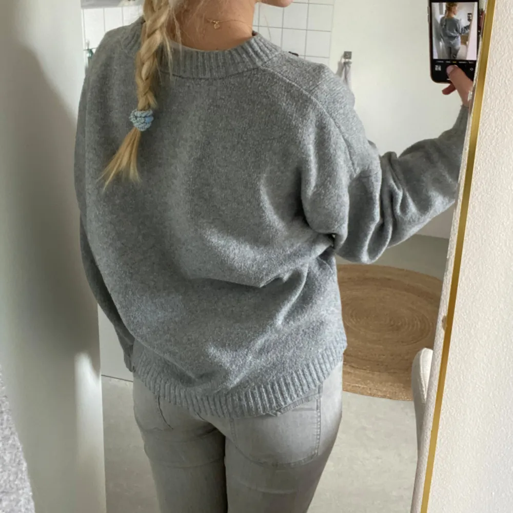 Stickad tröja köpt från Nelly. Lite använd och därmed nopprig men annars fin🩷sitter oversized på mig som brukar ha S/M🍁. Stickat.