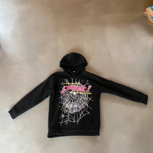 Sp5der hoodie - Säljer denna Sp5der hoodie.  Köpt på plick det står att den är L men är närmare att vara small eller XS   INTE ÄKTA men hyfsad kvalle  Perfekt om du vill att ditt lilla syskon ska ha schysst stil🤩