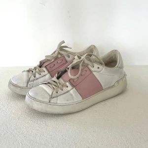 Valentino garavani sneakers - Rosa valentino garavani sneakers i storlek 38. Köpt för 2 år sedan på Vestaire Collective (har bild på äkthetsbeviset därifrån). Har tyvärr inte kvar lådan eller påsen, därav priset. Kan mötas i Stockholm eller frakta. Hör av er vid frågor/mer bilder