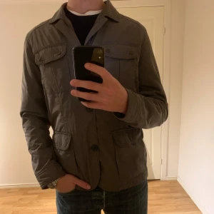 Fieldjacka Riley - Säljer denna sjukt snygga fieldjackan från Riley✅ Jackans skick är 10/10 och inga defekter förekommer. Färgen är sjukt snygg men svår att få till på bild. Jackan är utmärkt till hösten och passformen är 10/10🍁. Skriv vid frågor eller funderingar😁🍁