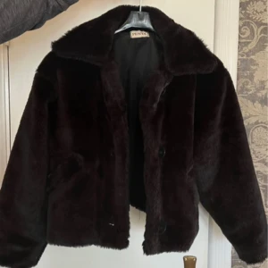 Pälsjacka från Penta - Svart pälsjacka med knappar ifrån Penta. Vet tyvärr inte storleken men passar mig som vanligtvis har strl S. Min morfars frus gamla, därav priset