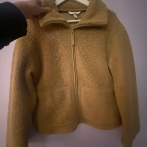 Teddyjacka från H&M❤️ - Säljer denna trendiga fina teddyjacka från h&m i storlek M (passar mig som har XS/S också) då den inte längre kommer till användning!❣️ Inga större defekter. Kontakta mig för fler bilder eller om ni har frågor!🩷 pris går att diskutera