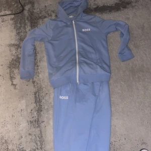 Boss traksuit ljus blå  - Köpt i Spanien boss affär för 2699 annvänd några månader pris sänks snabbaffär passar s och xs