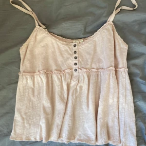 Rosa topp  - Söt damrosa topp med knappar🫶 Har använts flitigt men inget är sönder💕och den är ganska kort