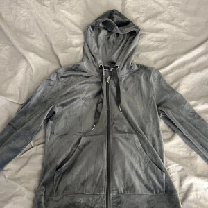 Dragkedjströja - Jättemjuk, grå tröja med dragkedja! Den är från gina tricot i storlek s! Det finns inga sakor🩶